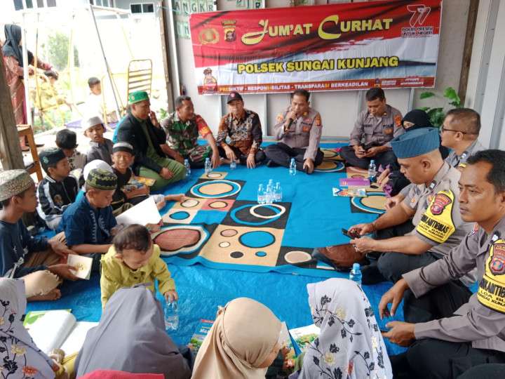 Kamis, 14 September 2023, Lurah menghadiri kegiatan Jumat curhat bersama Kapolsek Sungai Kunjang dan pemberian bantuan buku dan semnako di RT. 032, Jln. Kahoi