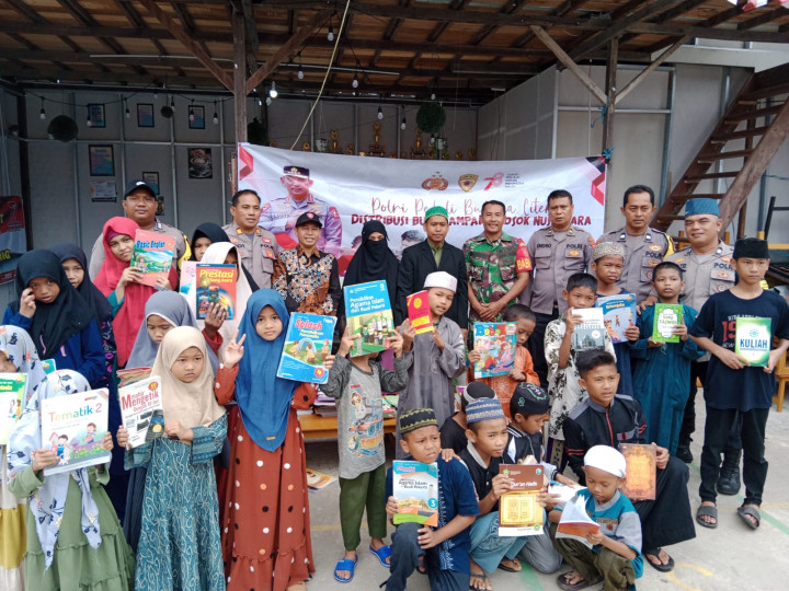 Kamis, 14 September 2023, Lurah menghadiri kegiatan Jumat curhat bersama Kapolsek Sungai Kunjang dan pemberian bantuan buku dan semnako di RT. 032, Jln. Kahoi