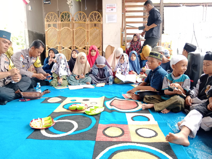 Kamis, 14 September 2023, Lurah menghadiri kegiatan Jumat curhat bersama Kapolsek Sungai Kunjang dan pemberian bantuan buku dan semnako di RT. 032, Jln. Kahoi