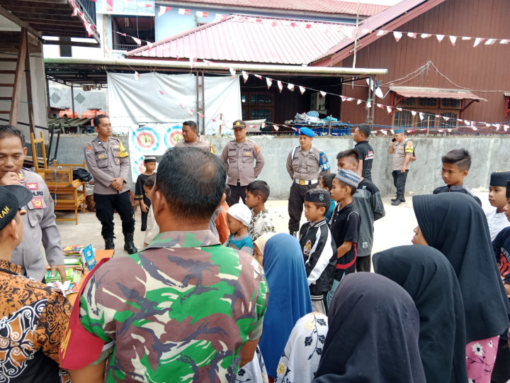 Kamis, 14 September 2023, Lurah menghadiri kegiatan Jumat curhat bersama Kapolsek Sungai Kunjang dan pemberian bantuan buku dan semnako di RT. 032, Jln. Kahoi