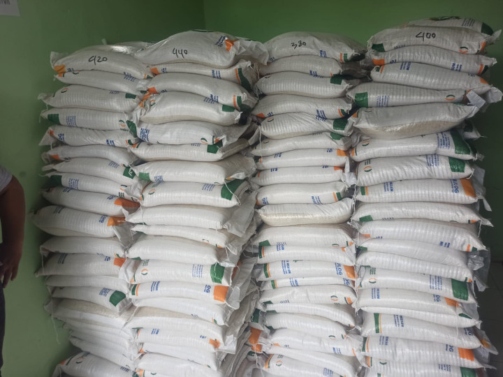 Kamis, 14 September 2023, Seklur bersama Staf Kesra Karang Anyar, membantu mendistribusikan Beras Bantuan kepada warga kurang Mampu Karang Anyar sebanyak 498 karung ukuran 5Kg.