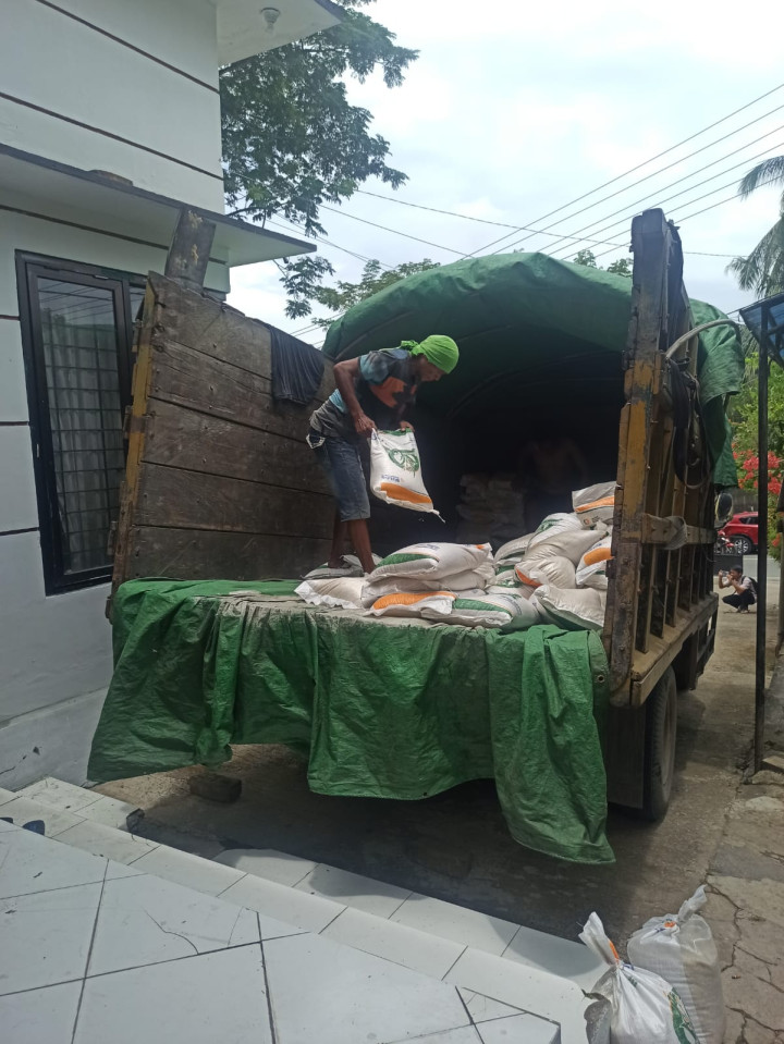 Kamis, 14 September 2023, Seklur bersama Staf Kesra Karang Anyar, membantu mendistribusikan Beras Bantuan kepada warga kurang Mampu Karang Anyar sebanyak 498 karung ukuran 5Kg.