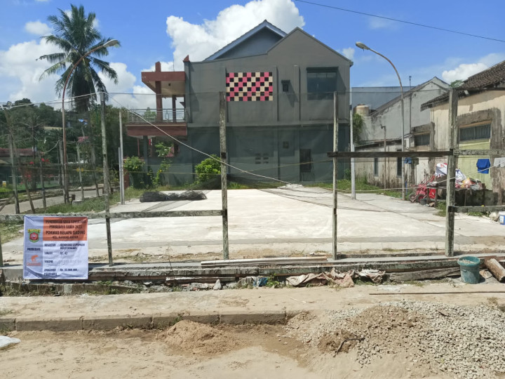 Jumat, 15 September 2023, Lurah bersama Kasie Ekobang melakukan monitoring kegiatan Probebaya bidang Infrastruktur berupa pembuatan Poskamling & Renovasi Lap. Bulutangkis di Jln. Mt. Haryono RT. 002