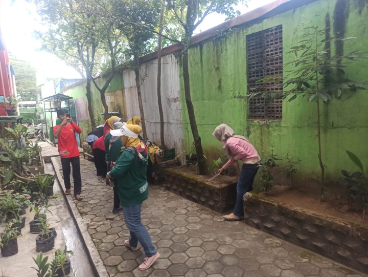 Jumat, 15 September 2023, Lurah bersama seklur, Kasie Pemerintahan, Kasie Roobang dan staf melakukan kegiatan bersih-bersih di SDN 021 Sungai Kunjang.