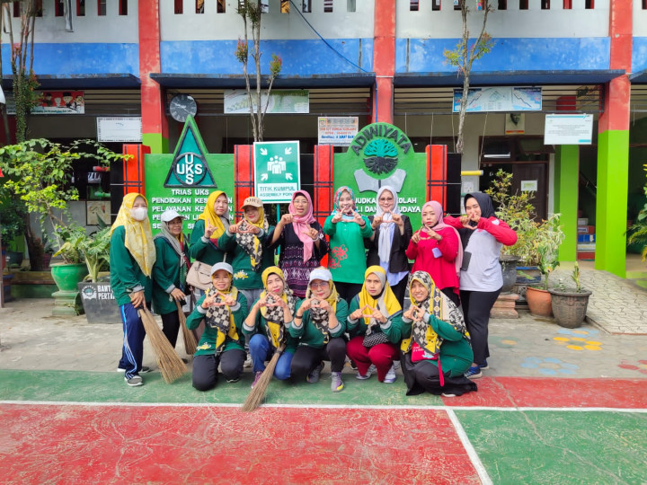 Jumat, 15 September 2023, Lurah bersama seklur, Kasie Pemerintahan, Kasie Roobang dan staf melakukan kegiatan bersih-bersih di SDN 021 Sungai Kunjang.