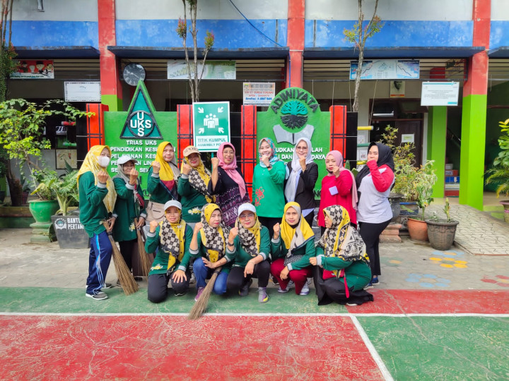Jumat, 15 September 2023, Lurah bersama seklur, Kasie Pemerintahan, Kasie Roobang dan staf melakukan kegiatan bersih-bersih di SDN 021 Sungai Kunjang.
