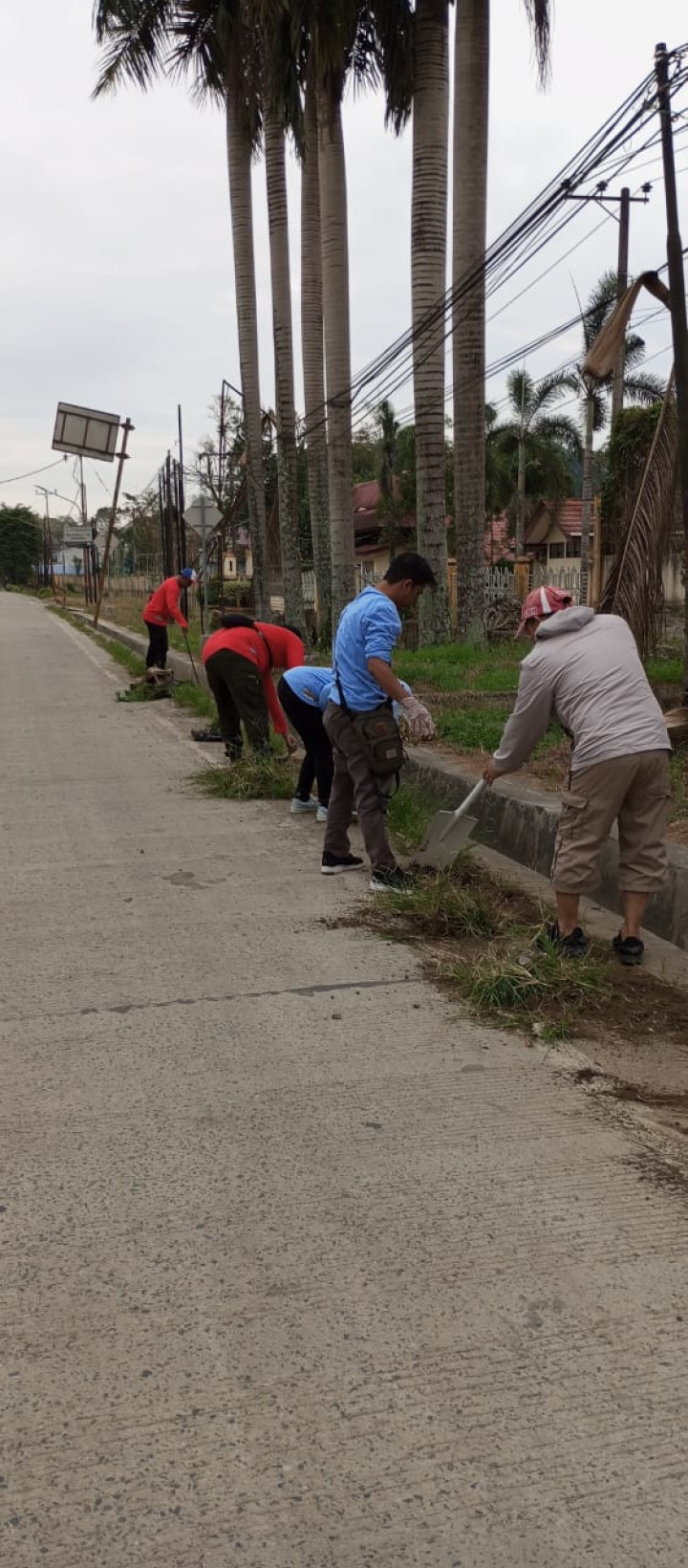 Minggu, 17 September 2023, Lurah bersama Staf mengikuti kegiatan Giat Gotong Royong se Kecamatan Sungai Kunjang di Jalan Untung Suropati.