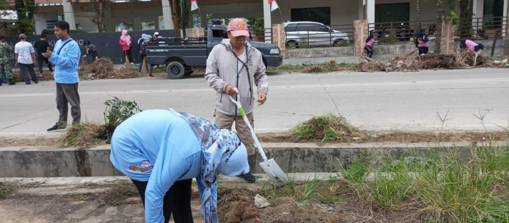 Minggu, 17 September 2023, Lurah bersama Staf mengikuti kegiatan Giat Gotong Royong se Kecamatan Sungai Kunjang di Jalan Untung Suropati.