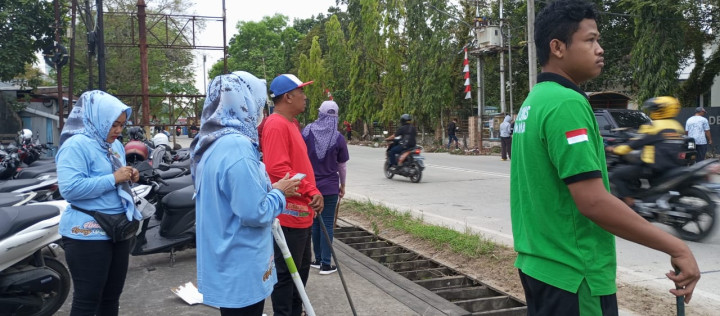Minggu, 17 September 2023, Lurah bersama Staf mengikuti kegiatan Giat Gotong Royong se Kecamatan Sungai Kunjang di Jalan Untung Suropati.