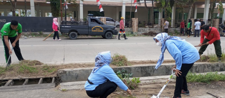 Minggu, 17 September 2023, Lurah bersama Staf mengikuti kegiatan Giat Gotong Royong se Kecamatan Sungai Kunjang di Jalan Untung Suropati.