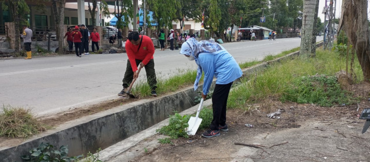 Minggu, 17 September 2023, Lurah bersama Staf mengikuti kegiatan Giat Gotong Royong se Kecamatan Sungai Kunjang di Jalan Untung Suropati.
