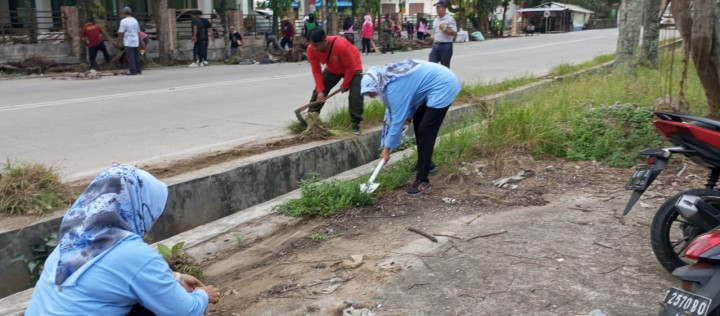 Minggu, 17 September 2023, Lurah bersama Staf mengikuti kegiatan Giat Gotong Royong se Kecamatan Sungai Kunjang di Jalan Untung Suropati.