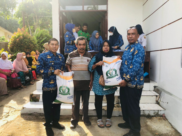 Senin, 18 September 2023, Kegiatan pembagian bantuan pangan berupa beras untuk warga kurang mampu kelurahan Karang Anyar