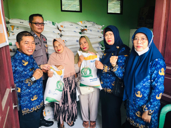Senin, 18 September 2023, Kegiatan pembagian bantuan pangan berupa beras untuk warga kurang mampu kelurahan Karang Anyar