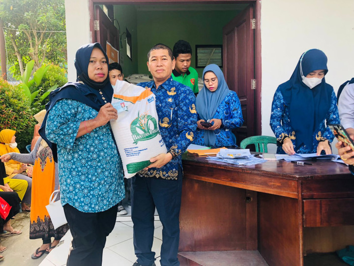 Senin, 18 September 2023, Kegiatan pembagian bantuan pangan berupa beras untuk warga kurang mampu kelurahan Karang Anyar