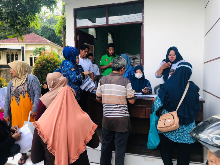 Senin, 18 September 2023, Kegiatan pembagian bantuan pangan berupa beras untuk warga kurang mampu kelurahan Karang Anyar