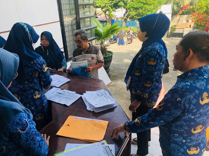 Senin, 18 September 2023, Kegiatan pembagian bantuan pangan berupa beras untuk warga kurang mampu kelurahan Karang Anyar
