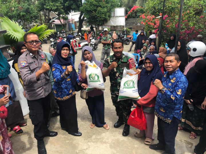 Senin, 18 September 2023, Kegiatan pembagian bantuan pangan berupa beras untuk warga kurang mampu kelurahan Karang Anyar