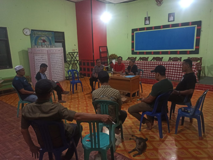 Kamis, 21 September 2023, Lurah bersama Seklur dan Bhabinkamtibmas Karang Anyar, melakukan rapat bersama FKPM Karang Anyar di Gedung LPM Karang Anyar.