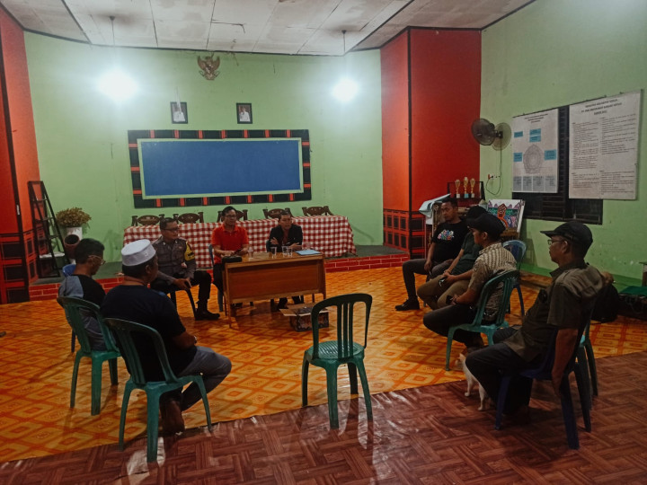 Kamis, 21 September 2023, Lurah bersama Seklur dan Bhabinkamtibmas Karang Anyar, melakukan rapat bersama FKPM Karang Anyar di Gedung LPM Karang Anyar.