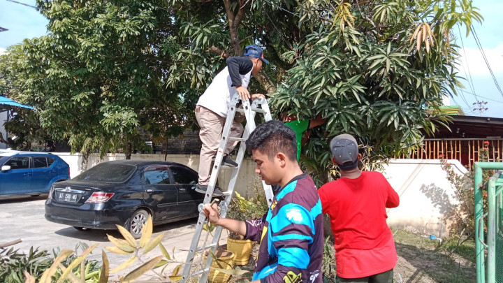 Jumat, 22 September 2023, Lurah beserta staf Karang anyar mengikuti kegiatan gotong royong massal di Puskesmas Wonorejo.