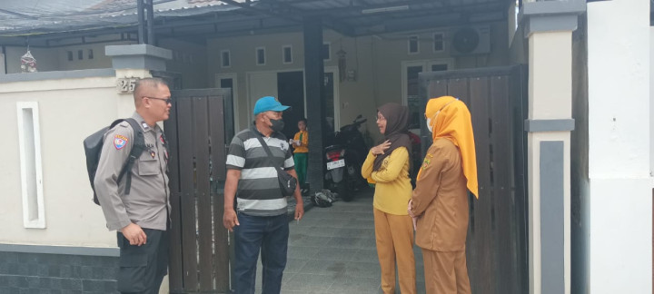 Senin, 25 September 2023, Lurah Bersama Kasie Ekobang dan Bhabinkamtibmas Karang Anyar dengan ditemani ketua RT. 015, melakukan kunjungan ke Jalan Kelapa Gading Toros 3 terkait peninjauan lahan longsor di