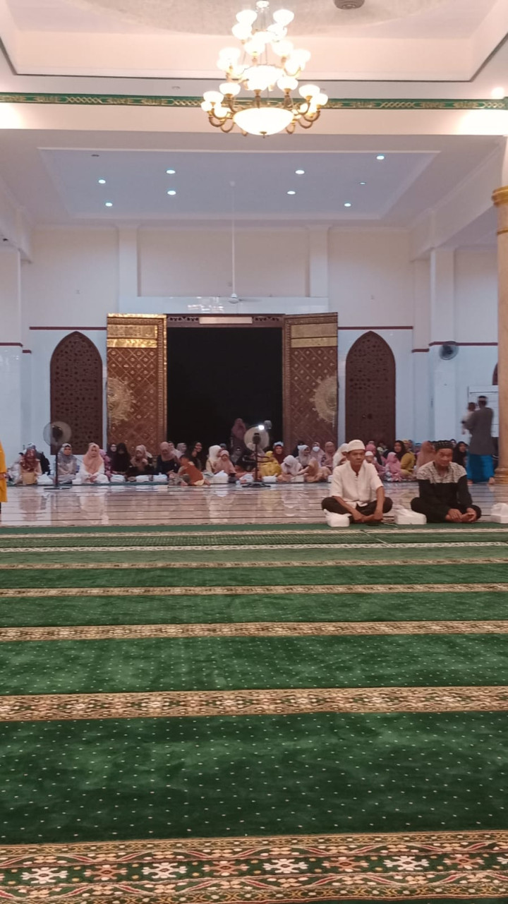 Selasa, 26 September 2023, Lurah Karang Anyar menghadiri kegiatan perayaan Maulid Nabi Besar Muhammad SAW di Mesjid Ibadurahman RT. 002, Jln. MT. Haryono.