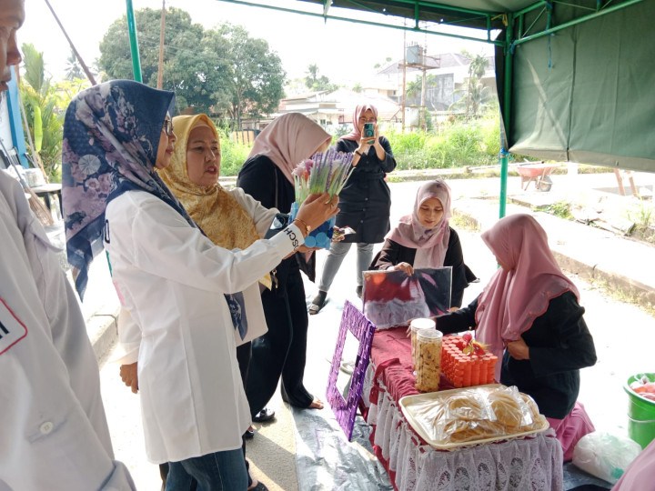 Sabtu, 30 September 2023, Lurah mendampingi Ketua dan Anggota PKK Karang Anyar dalam mengunjungi kegiatan Dasawisma dan Posyandu Lansia di Jalan MT. Haryono RT. 002, Samarinda