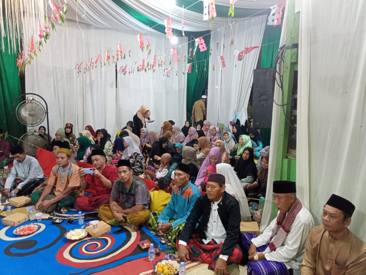 Minggu, 01 Oktober 2023, Lurah bersama Bhabinkamtibmas Karang Anyar menghadiri kegiatan perayaan Maulid Nabi Muhammad SAW di Jalan Kahoi RT. 032