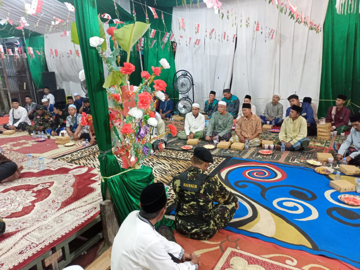 Minggu, 01 Oktober 2023, Lurah bersama Bhabinkamtibmas Karang Anyar menghadiri kegiatan perayaan Maulid Nabi Muhammad SAW di Jalan Kahoi RT. 032