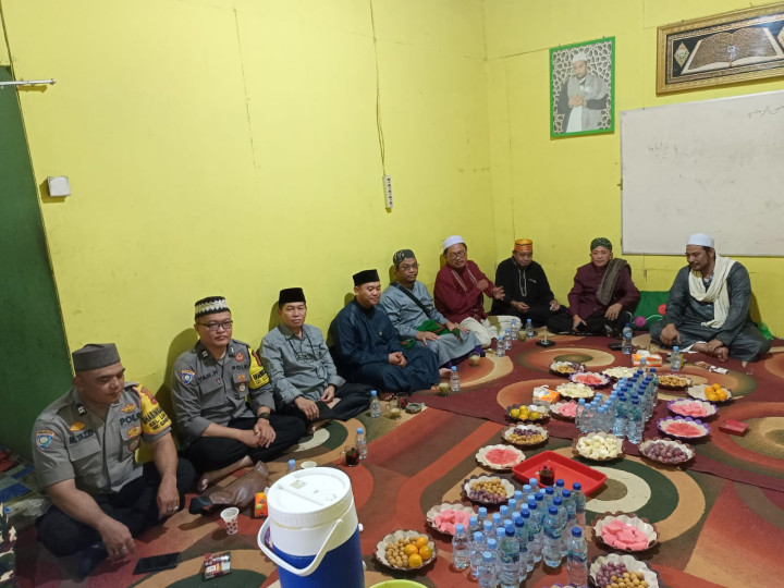 Minggu, 01 Oktober 2023, Lurah bersama Bhabinkamtibmas Karang Anyar menghadiri kegiatan perayaan Maulid Nabi Muhammad SAW di Jalan Kahoi RT. 032