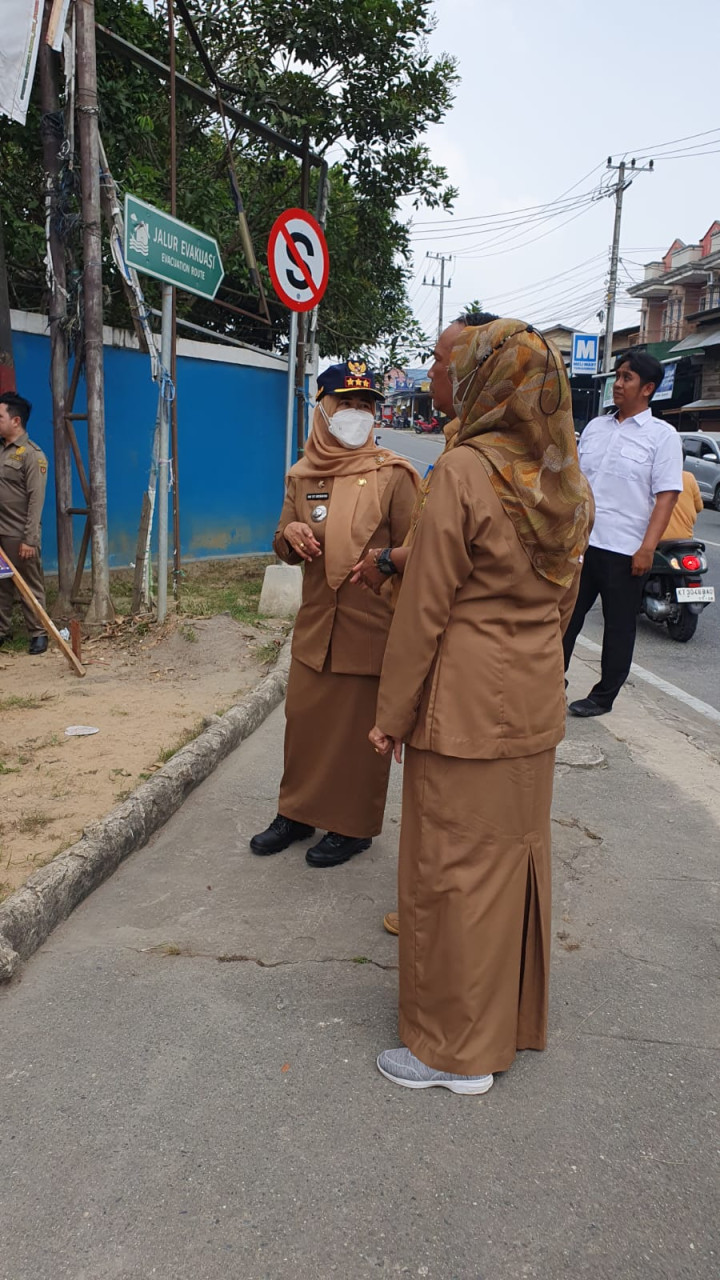 Selasa, 03 Oktober 2023, Bersama tim dari Kecamatan Sungai Kunjang merapikan dan menertawakan algaka (alat peraga kampanye) di Jalan Tengkawang