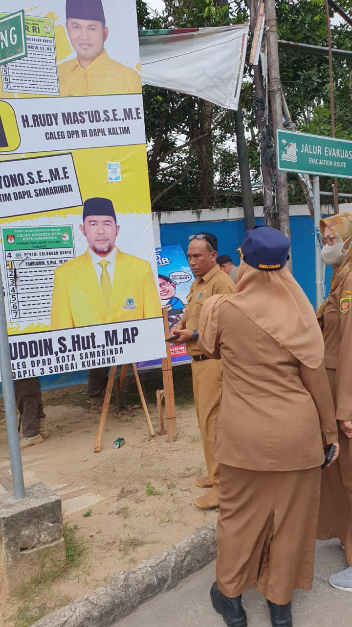 Selasa, 03 Oktober 2023, Bersama tim dari Kecamatan Sungai Kunjang merapikan dan menertawakan algaka (alat peraga kampanye) di Jalan Tengkawang