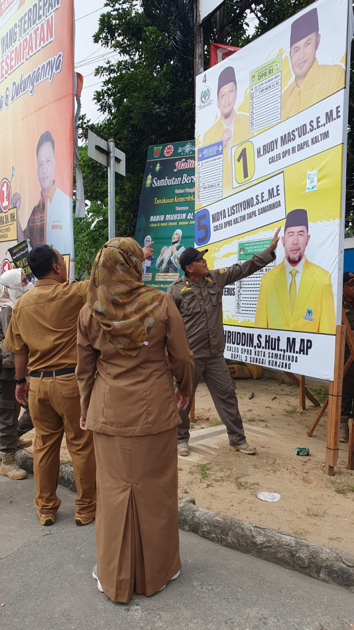 Selasa, 03 Oktober 2023, Bersama tim dari Kecamatan Sungai Kunjang merapikan dan menertawakan algaka (alat peraga kampanye) di Jalan Tengkawang