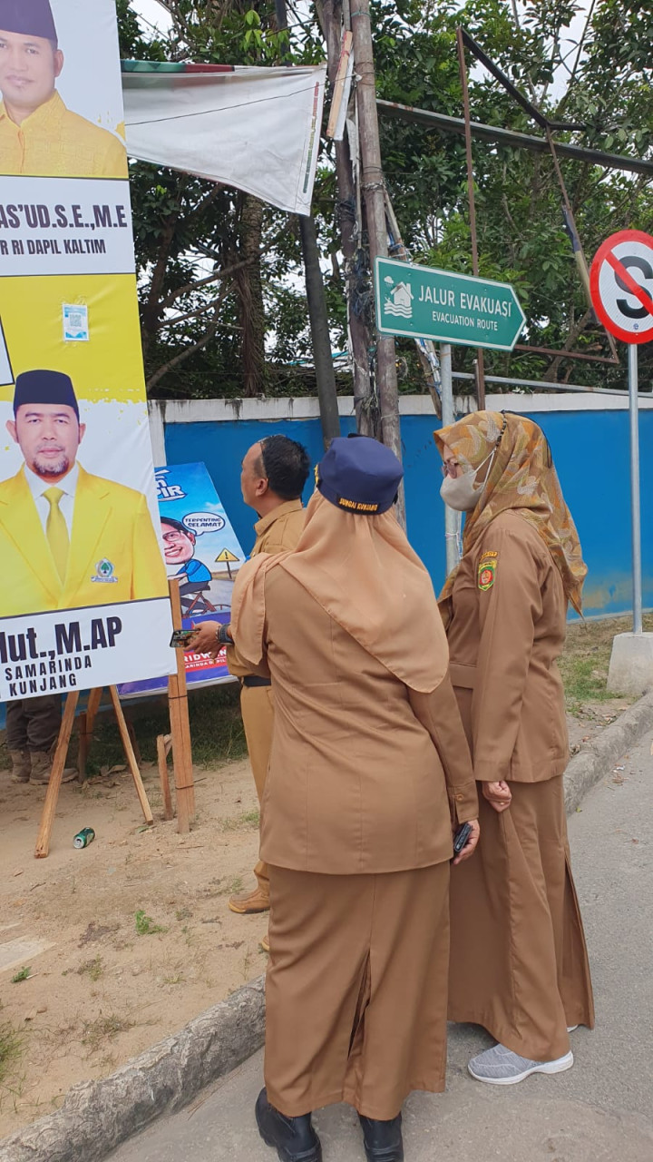 Selasa, 03 Oktober 2023, Bersama tim dari Kecamatan Sungai Kunjang merapikan dan menertawakan algaka (alat peraga kampanye) di Jalan Tengkawang