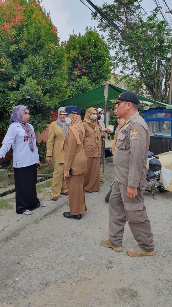 Selasa, 03 Oktober 2023, Kelurahan Karang Anyar bersama tim dari Kecamatan Sungai Kunjang melaksanakan penertiban PKL di depan SDN 008 Jalan Ulin.