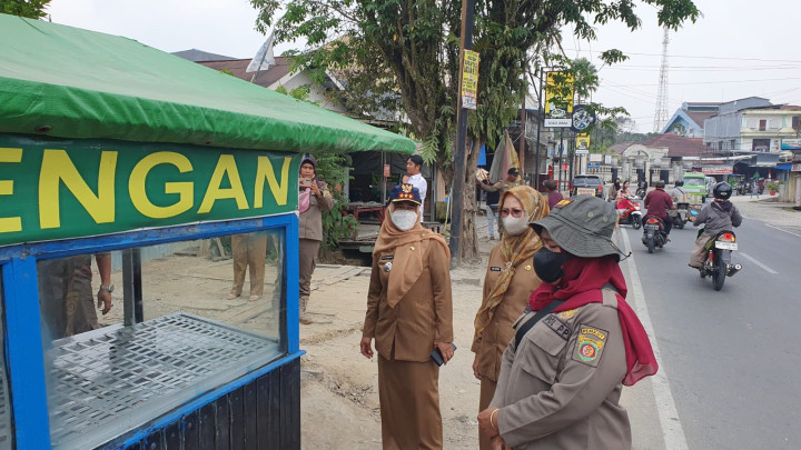 Selasa, 03 Oktober 2023, Kelurahan Karang Anyar bersama tim dari Kecamatan Sungai Kunjang melaksanakan penertiban PKL di depan SDN 008 Jalan Ulin.
