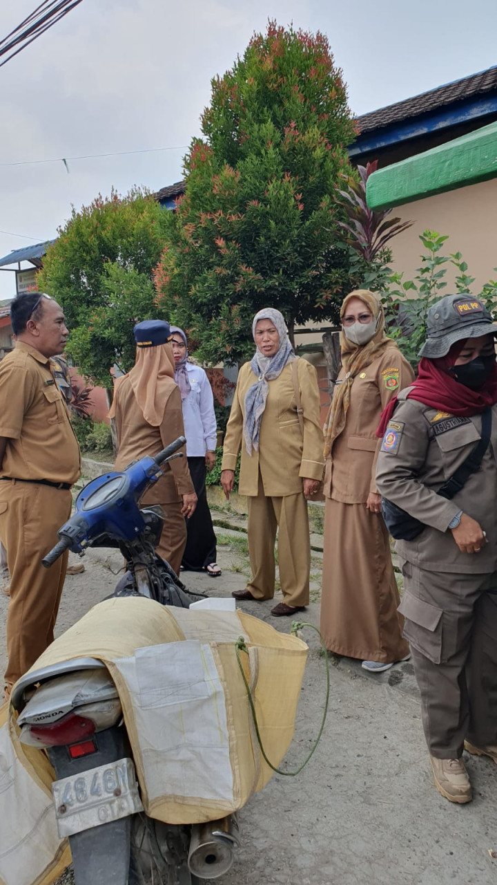 Selasa, 03 Oktober 2023, Kelurahan Karang Anyar bersama tim dari Kecamatan Sungai Kunjang melaksanakan penertiban PKL di depan SDN 008 Jalan Ulin.