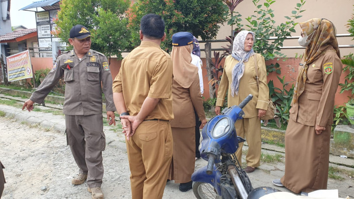 Selasa, 03 Oktober 2023, Kelurahan Karang Anyar bersama tim dari Kecamatan Sungai Kunjang melaksanakan penertiban PKL di depan SDN 008 Jalan Ulin.