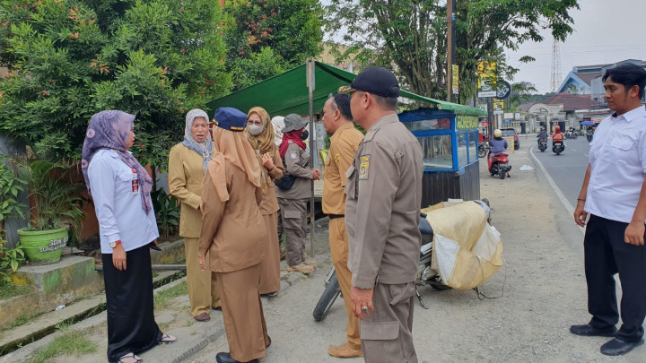 Selasa, 03 Oktober 2023, Kelurahan Karang Anyar bersama tim dari Kecamatan Sungai Kunjang melaksanakan penertiban PKL di depan SDN 008 Jalan Ulin.