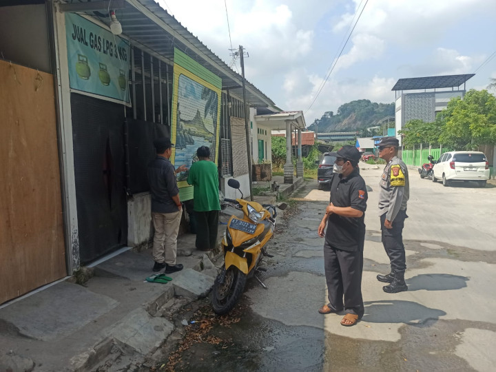 Kamis, 05 Oktober 2023, Lurah bersama Ketua FKPM dan Bhabinkamtibmas Karang Anyar melakukan kunjungan ke salah 1 gedung di Jalan Rimba RT. 032 terkait adanya laporan dari warga mengenai kegiatan prostitusi