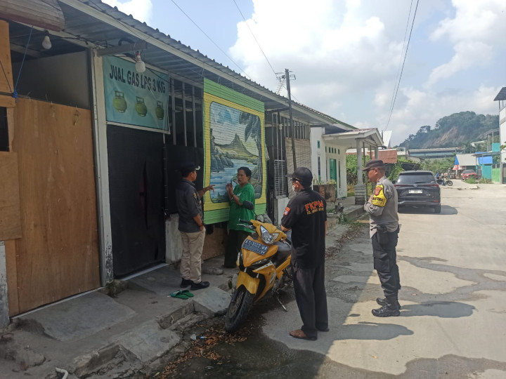 Kamis, 05 Oktober 2023, Lurah bersama Ketua FKPM dan Bhabinkamtibmas Karang Anyar melakukan kunjungan ke salah 1 gedung di Jalan Rimba RT. 032 terkait adanya laporan dari warga mengenai kegiatan prostitusi