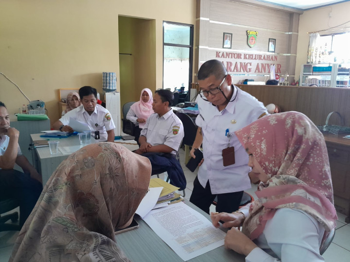 Rabu, 11 Oktober 2023, Lurah bersama Kasie Kesra dan Kasie Ekobang mengikuti arahan hasil pemeriksaan Probebaya dari tim Inspektorat Kota Samarinda