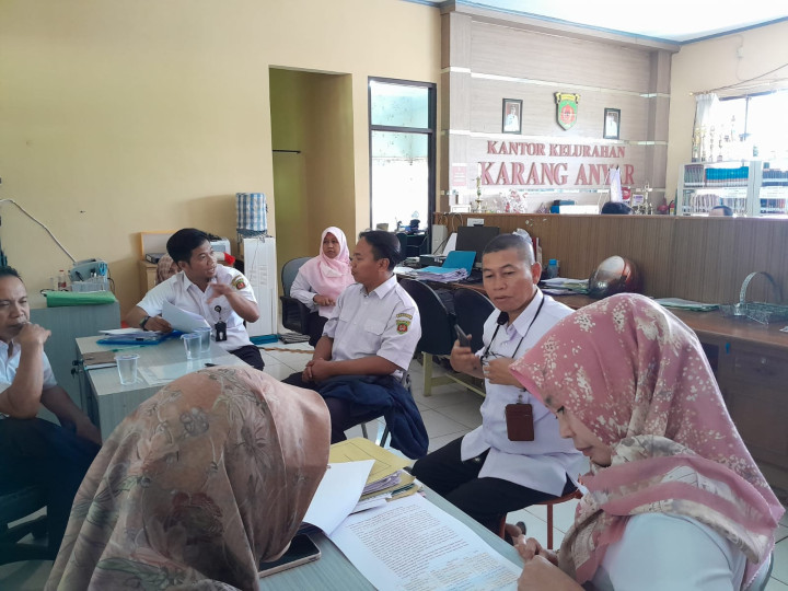 Rabu, 11 Oktober 2023, Lurah bersama Kasie Kesra dan Kasie Ekobang mengikuti arahan hasil pemeriksaan Probebaya dari tim Inspektorat Kota Samarinda