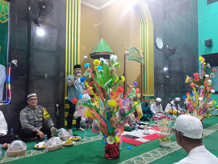 Rabu, 11 Oktober 2023, Lurah bersama Bhabinkamtibmas Karang Anyar menghadiri kegiatan perayaan Maulid Nabi Muhammad SAW di Mesjid Al-Falah Jln. Tengkawang RT. 015
