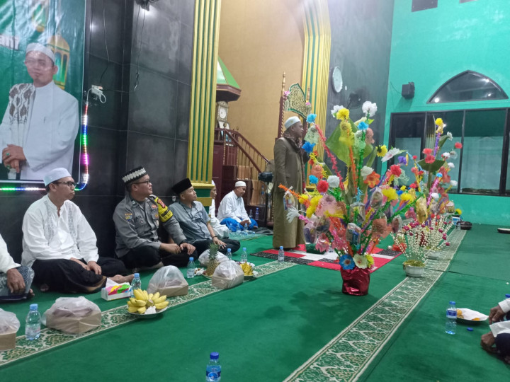 Rabu, 11 Oktober 2023, Lurah bersama Bhabinkamtibmas Karang Anyar menghadiri kegiatan perayaan Maulid Nabi Muhammad SAW di Mesjid Al-Falah Jln. Tengkawang RT. 015