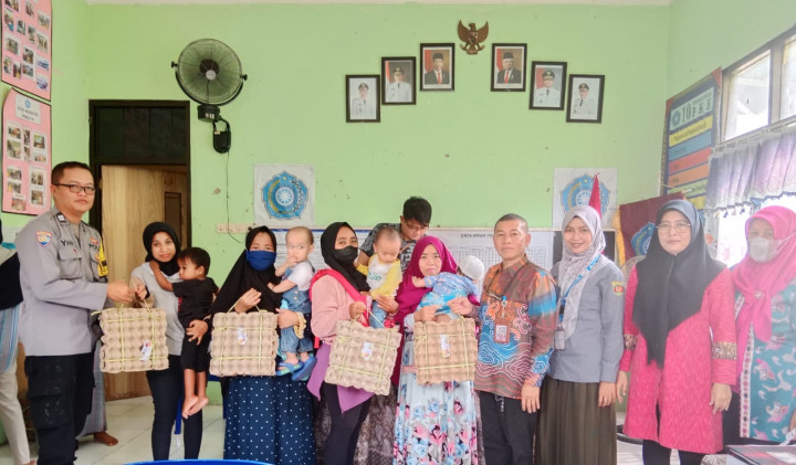 Kamis, 12 Oktober 2023, Lurah bersama anggota PKK dan Staf dari Dinas KB Kota Samarinda membagikan telur organik sebanyak 17 papan ke 17 anak stunting di wilayah Kelurahan Karang Anyar