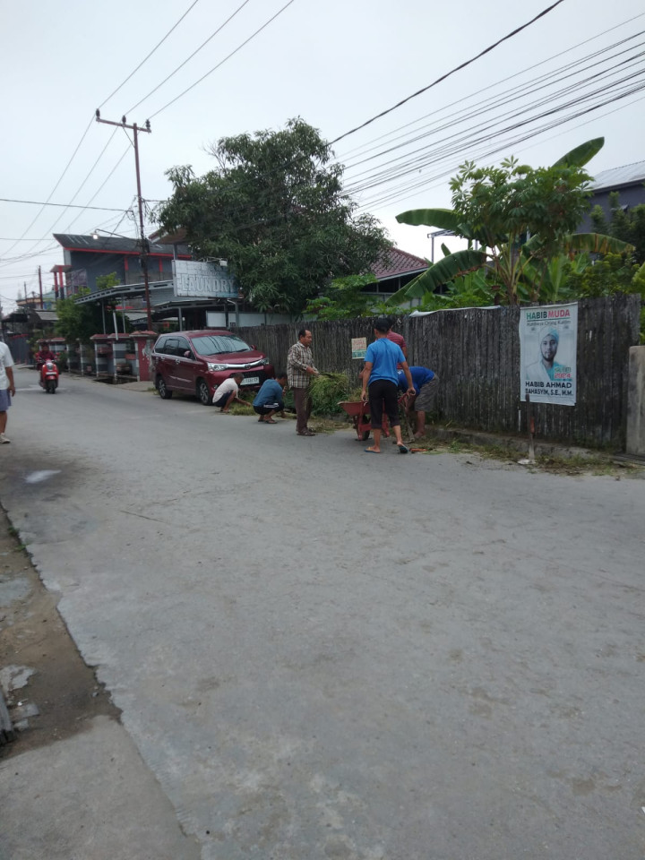 Minggu, 15 Oktober 2023 kegiatan gotong royong di wilayah Kelurahan Karang Anyar