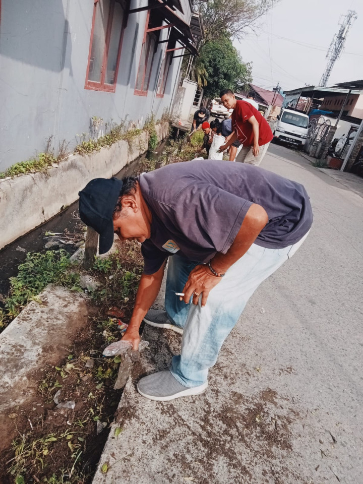 Minggu, 15 Oktober 2023 kegiatan gotong royong di wilayah Kelurahan Karang Anyar