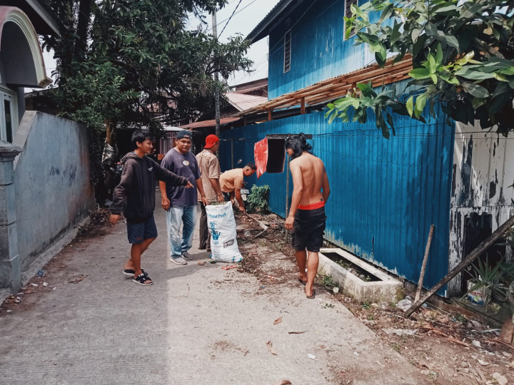 Minggu, 15 Oktober 2023 kegiatan gotong royong di wilayah Kelurahan Karang Anyar